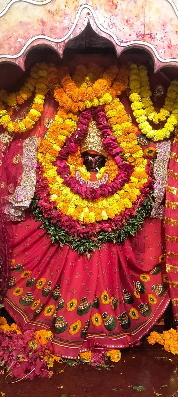 नवरात्र की नवमी पर शीतला चौकिया धाम और मैहर में श्रद्धालुओं ने किए दर्शन