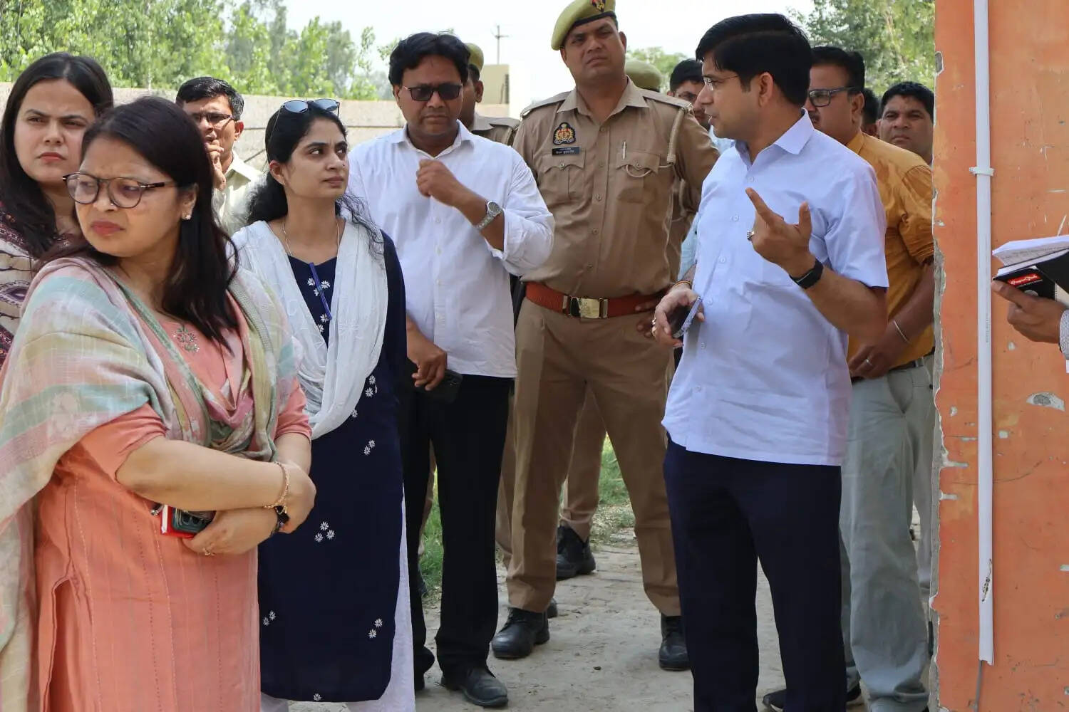 वृहद गौ संरक्षण केंद्र सादकपुर को मॉडल गौशाला के रूप में विकसित करें : जिलाधिकारी