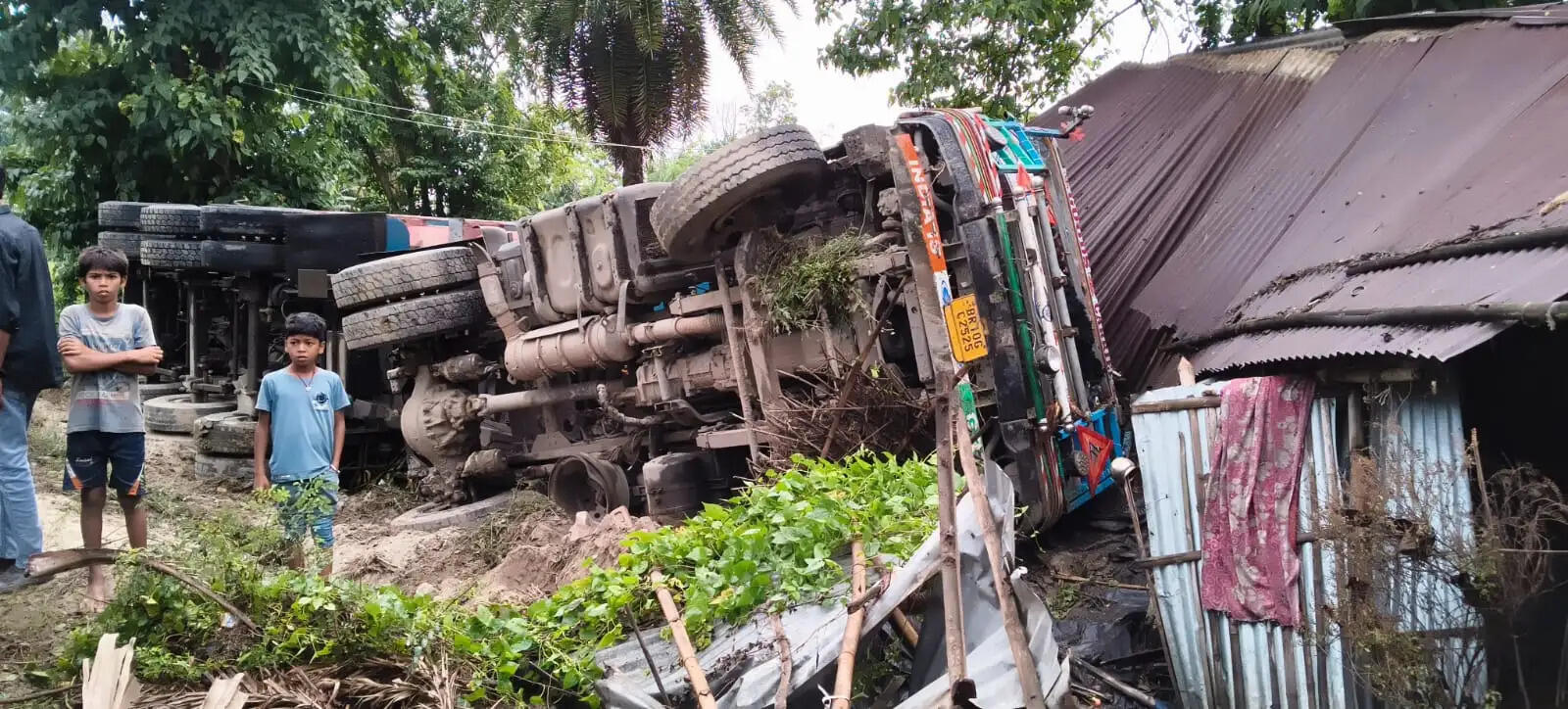 हाईवा ट्रक घर में घुसा, बच्चों सहित परिवार घायल