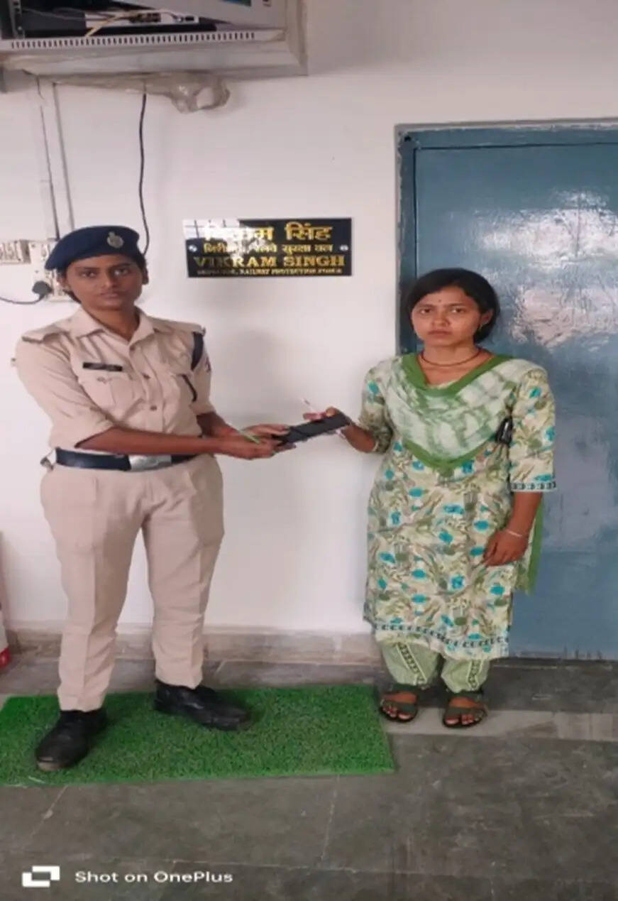 आरपीएफ ने यात्रियों का खोया सामान लौटाया