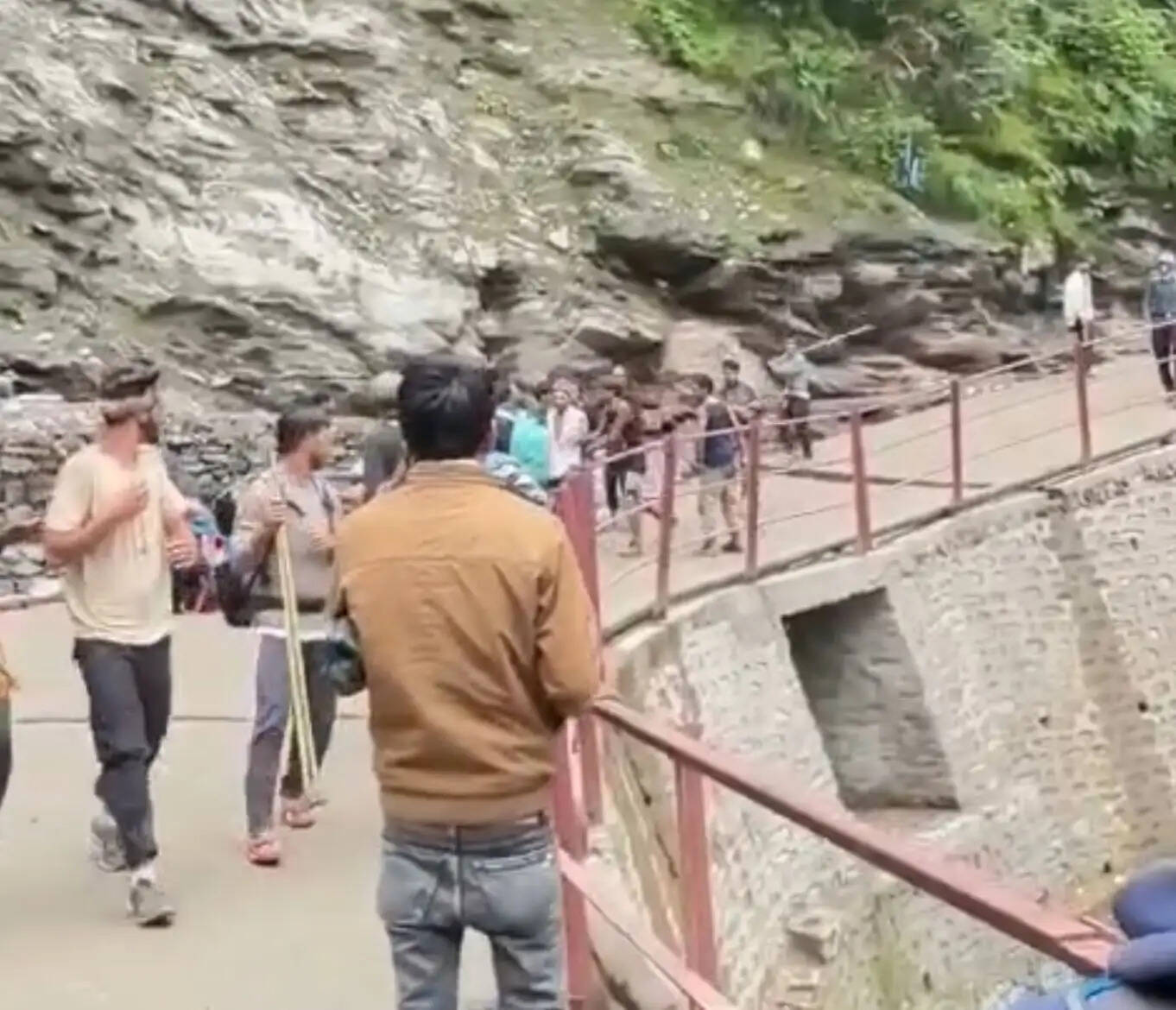श्री केदारनाथ धाम पैदल मार्ग के जंगलचट्टी क्षेत्र में घोड़ा संचालकों के बीच मारपीट