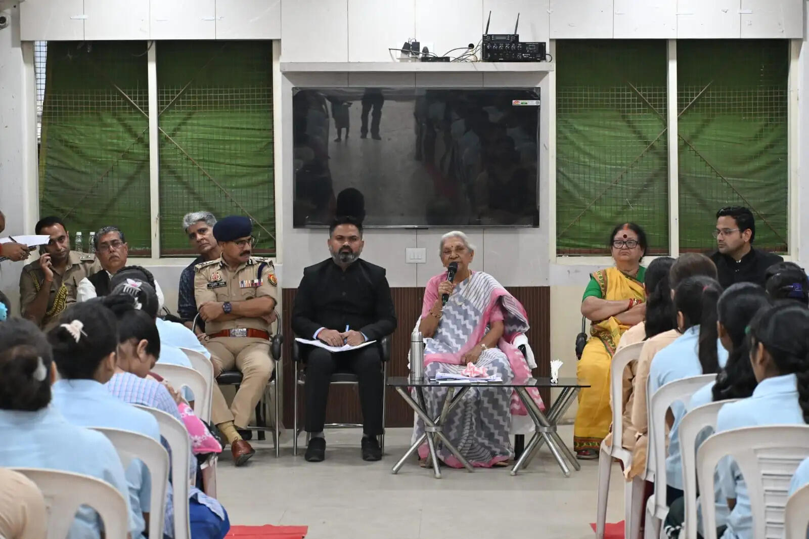 बालिकाओं को कौशल प्रशिक्षण देकर आत्मनिर्भर बनाने पर जोर दें अधिकारी : आनंदीबेन पटेल