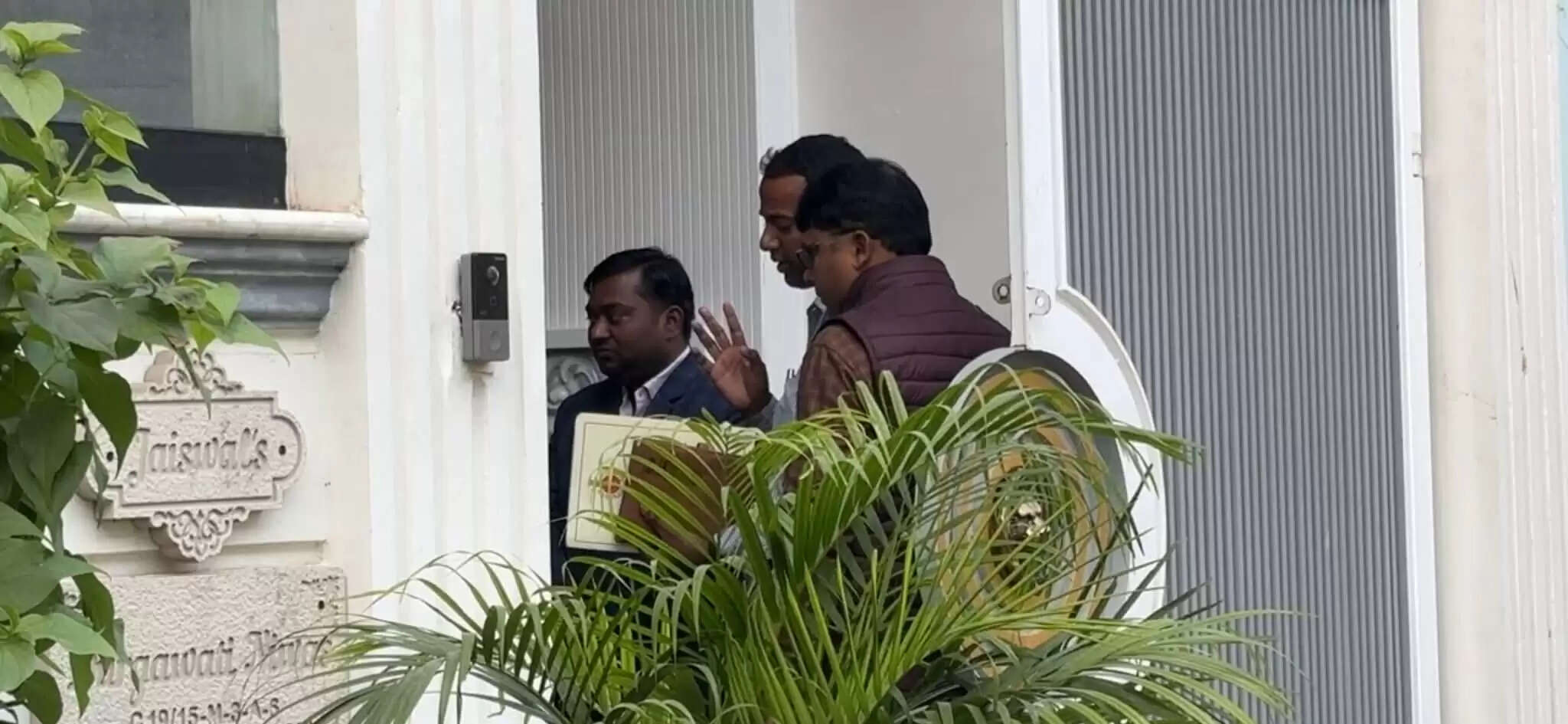 चर्चित नशीले कफ सिरप के अवैध कारोबारी शुभम के वाराणसी आवास पर पहुंची ईडी टीम