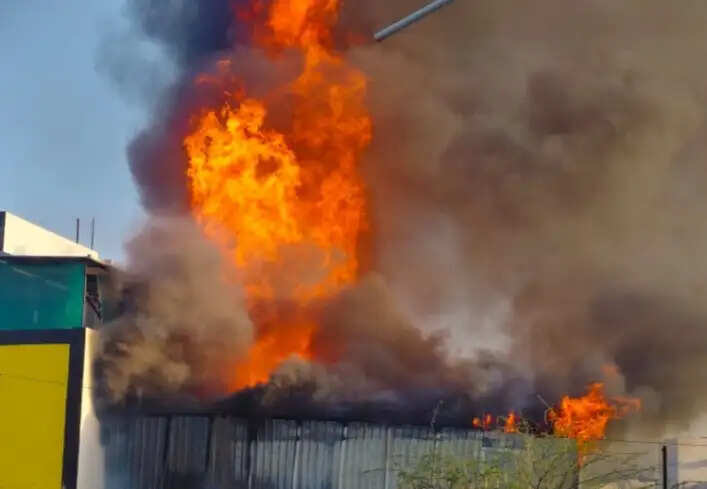 राजगढ़ः फर्नीचर गोदाम में आग से लाखों का नुकसान, दमकल ने दो से तीन घंटे की मशक्कत के बाद पाया काबू