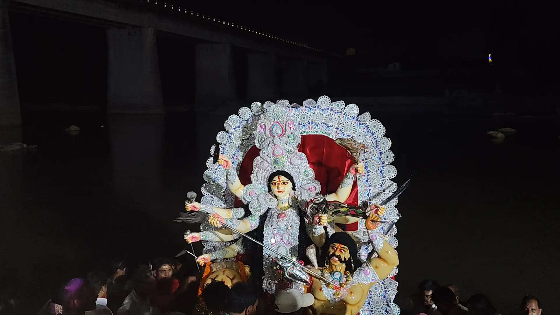 रामानुजगंज में भक्तिमय माहौल के बीच मां दुर्गा की प्रतिमाओं का विसर्जन