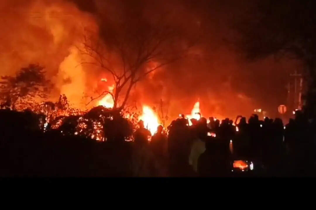 कंटेनर-हाइवा के बीच टक्कर में लगी आग, खलासी जिंदा जला