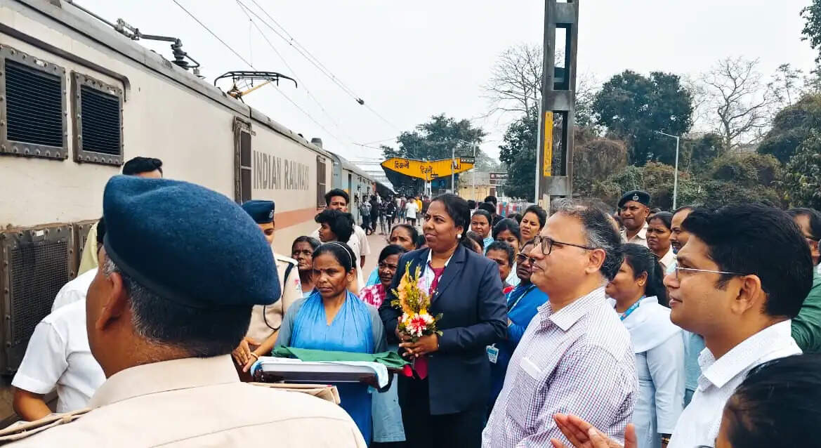 महिला दिवस पर हिजली स्टेशन से महिला क्रू ने चलाई विवेक एक्सप्रेस