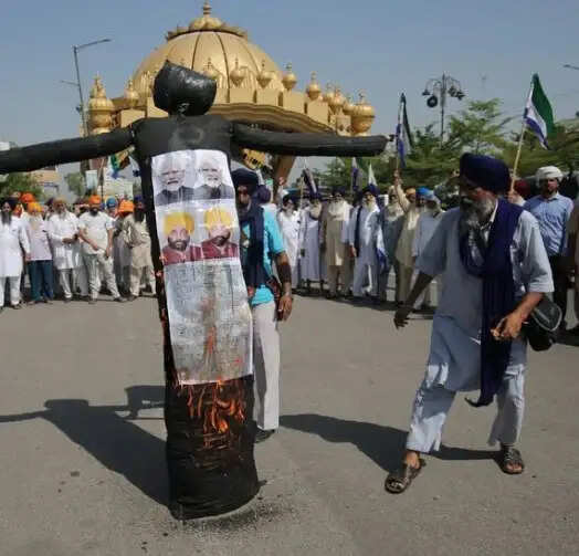 यूरिया की कमी को लेकर पंजाब के 22 जिलों में किसानों का प्रदर्शन, केंद्र सरकार के फूंके पुतले