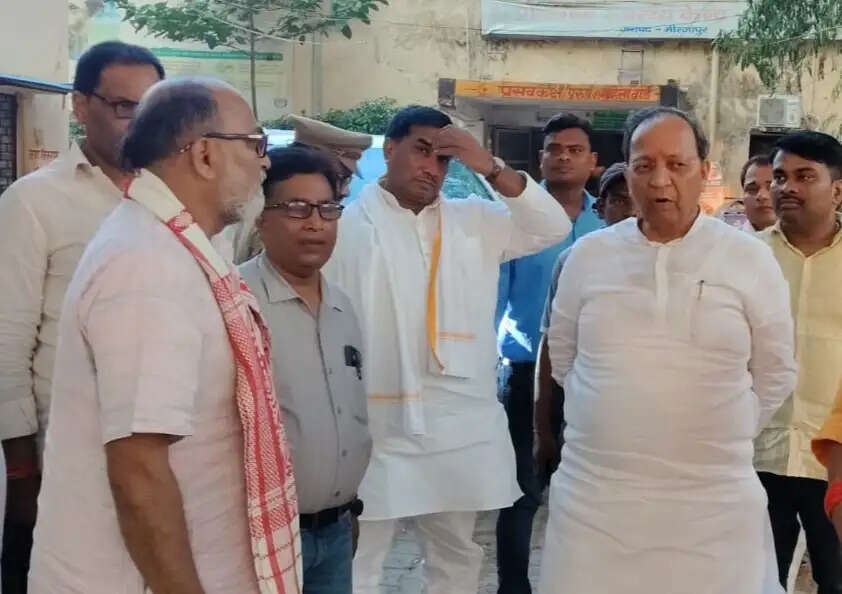 सांसद अरुण सिंह ने किया जन प्रतीक्षालय का निरीक्षण, अस्पताल मार्ग की समस्या दूर करने का दिया आश्वासन