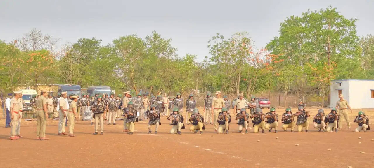 रक्षित केंद्र में गूंजे अश्रु गैस के धमाके, बलवा नियंत्रण का हुआ लाइव अभ्यास