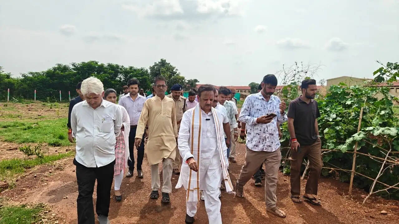 बसामन मामा गौवंश वन्य विहार पहुंचे उप मुख्यमंत्री, प्राकृतिक खेती और गोवंश संरक्षण व्यवस्थाओं का लिया जायजा