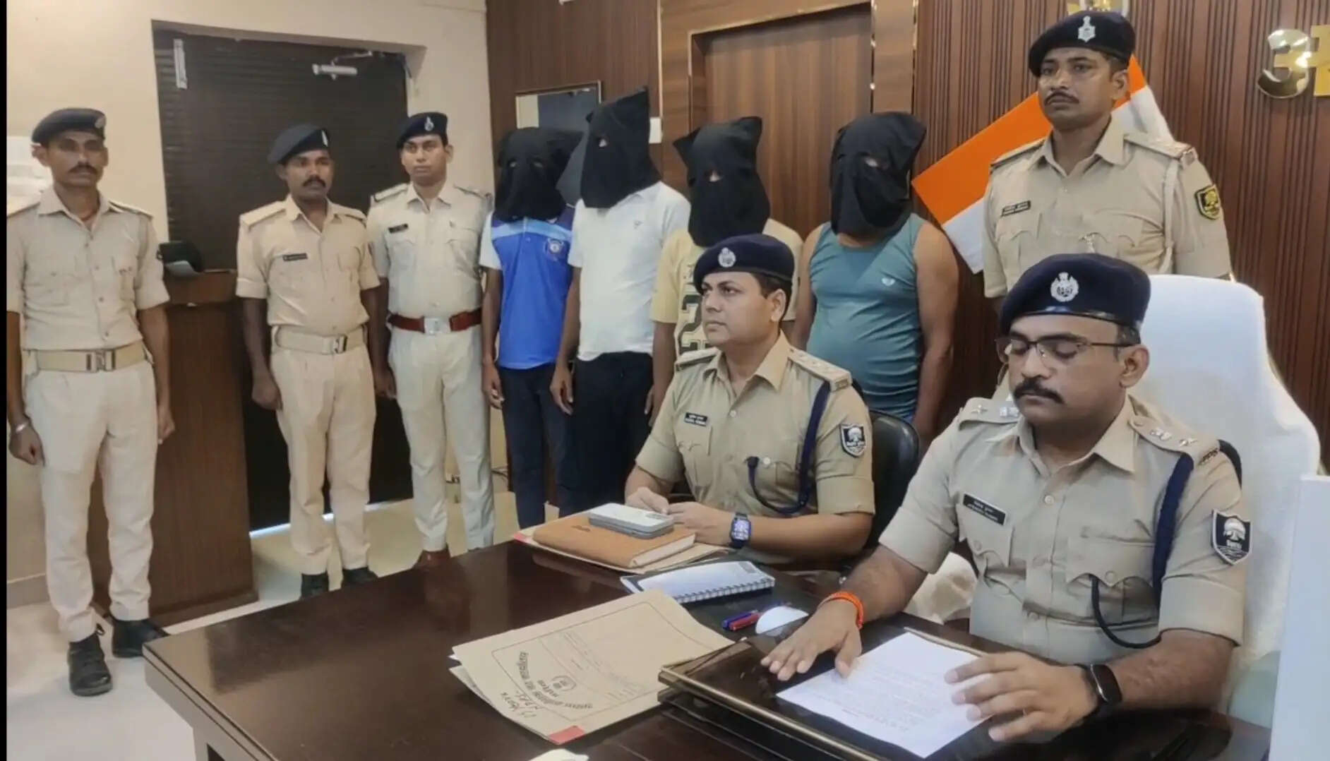 कुर्साकांटा पुलिस ने 240 किलो गांजा के साथ चार तस्करों को किया गिरफ्तार,पिकअप सहित एक कार भी जब्त