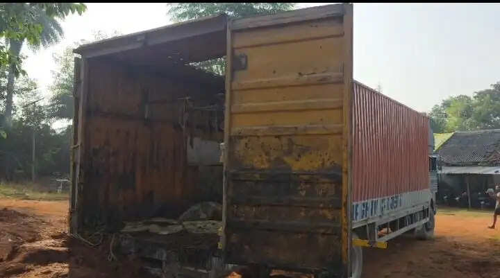 छग : जशपुर में गौ-तस्करी पर पुलिस की बड़ी कार्रवाई, 65 गौवंश मुक्त; एक आरोपित गिरफ्तार