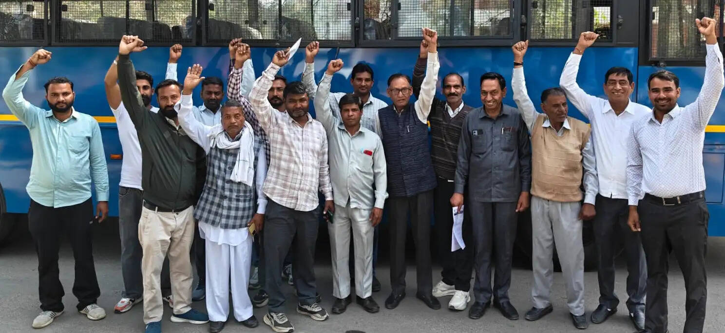 सिरसा: मांगों को लेकर कर्मचारियों का प्रदर्शन, ज्ञापन सौंपा