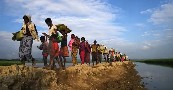 म्यांमार की सीमा पर युद्ध जैसे हालात, बांग्लादेश में शरणार्थी संकट की आशंका