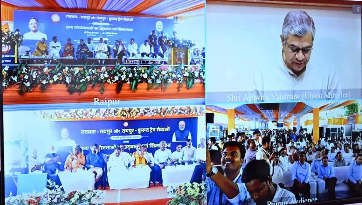 छत्तीसगढ़&nbsp;के&nbsp;रावघाट तक पहुंची रेल, केन्द्रीय&nbsp;मंत्री वैष्णव एवं&nbsp;मुख्यमंत्री साय ने नई यात्री रेल सेवाओं को दिखाई हरी झंडी