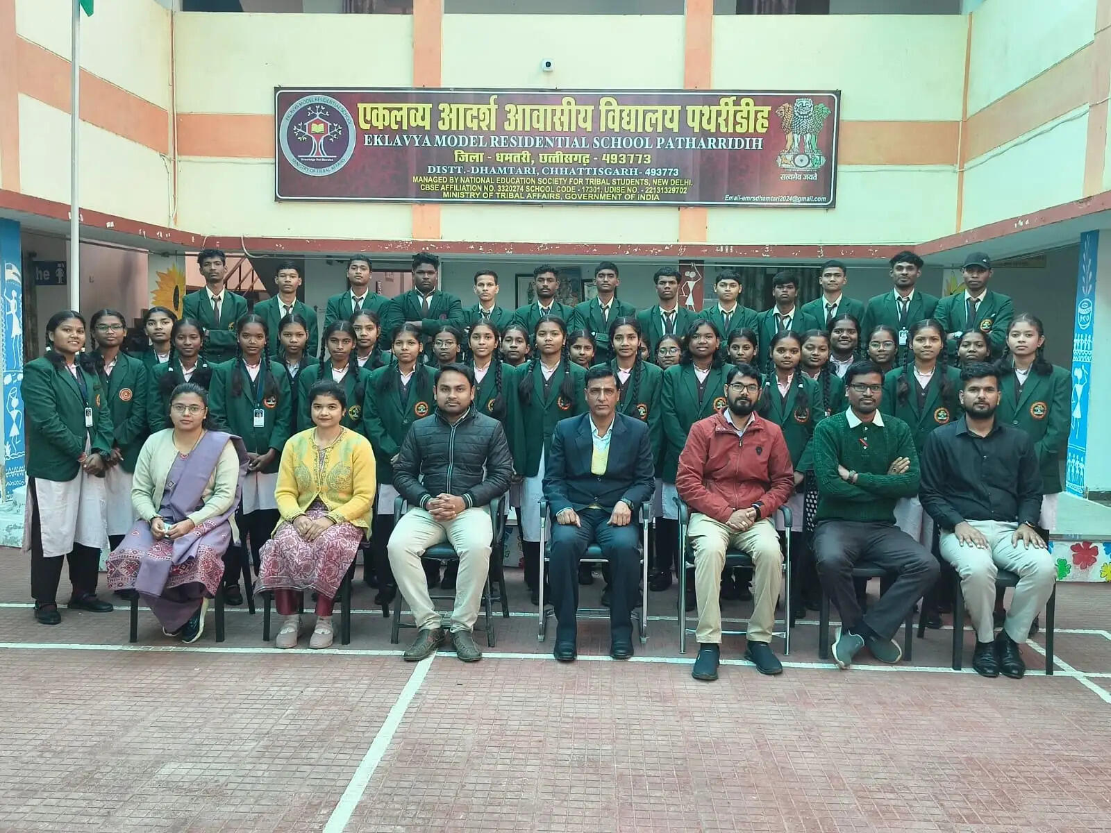एकलव्य आवासीय विद्यालय पथरीडीह के 12 विद्यार्थियों ने नीट-2026 में दर्ज की शानदार सफलता