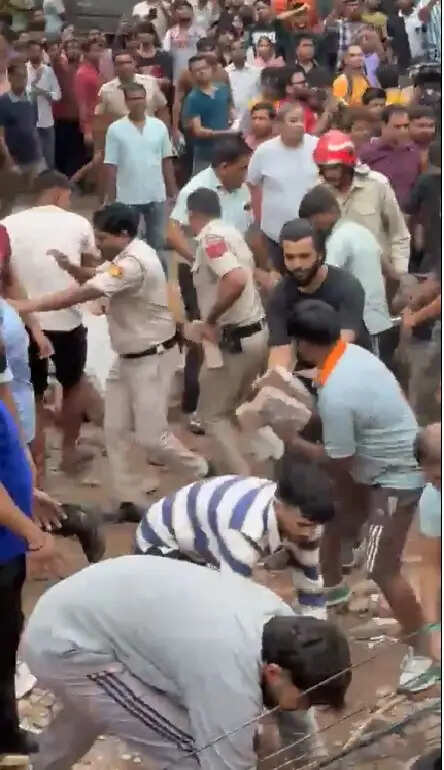 सत्य निकेतन के पास इमारत गिरी, कई लोगों के फंसे होने की आशंका