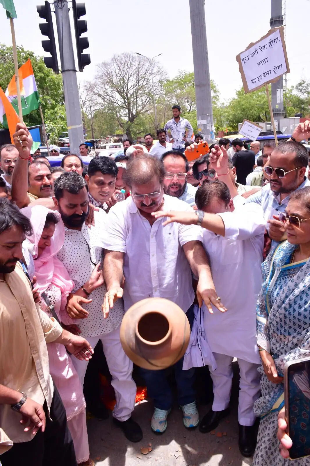 पानी पर सियासत गर्म: कांग्रेस ने जल भवन पर घेराव कर फोड़े मटके