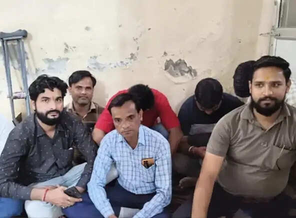 विद्युत विभाग के कंप्यूटर ऑपरेटरों को नहीं मिला कई माह से वेतन, कर्मियों ने किया प्रदर्शन