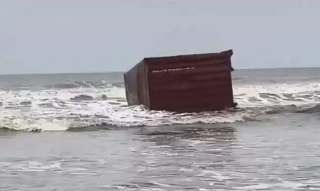 महाराष्ट्र के समुद्र में लावारिस कंटेनर मिलने से हड़कंप, जांच जारी