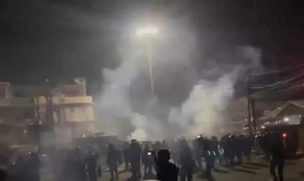 मणिपुर: इंफाल ईस्ट में मशाल जुलूस, गुस्साई भीड़ को तितर-बितर करने के लिए सुरक्षा बलों ने छोड़े आंसू गैस के गोले