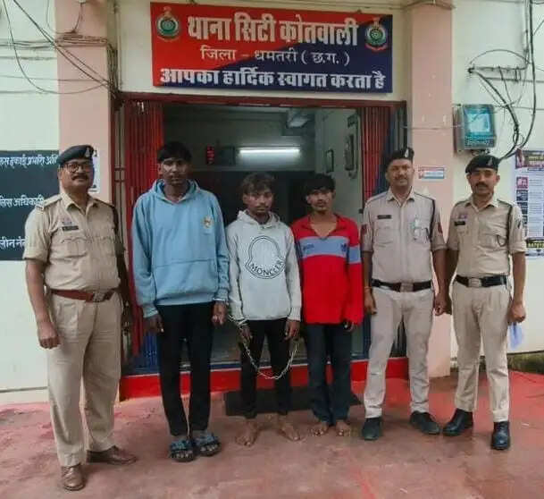 चाकू टिकाकर लूट, तीन आरोपित गिरफ्तार