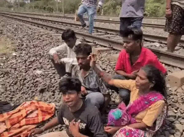 भोपाल में रेलवे ट्रैक पर मिला युवक का शव, मां ने पड़ोसी पर लगाया हत्या का आरोप