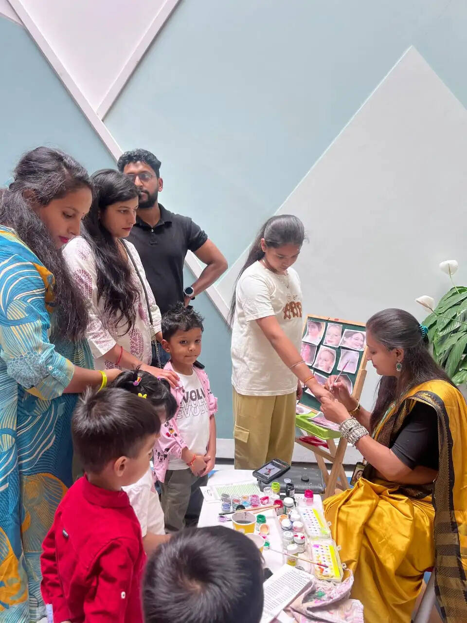 बच्चों व अभिभावकों को शैक्षिक गतिविधियों की दी जानकारी