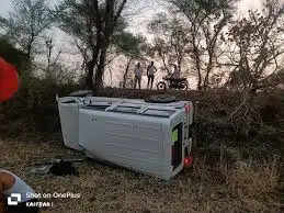 सतना में बारात से लौट रही बोलेरो पलटी, 10 घायल, 3 की हालत गंभीर