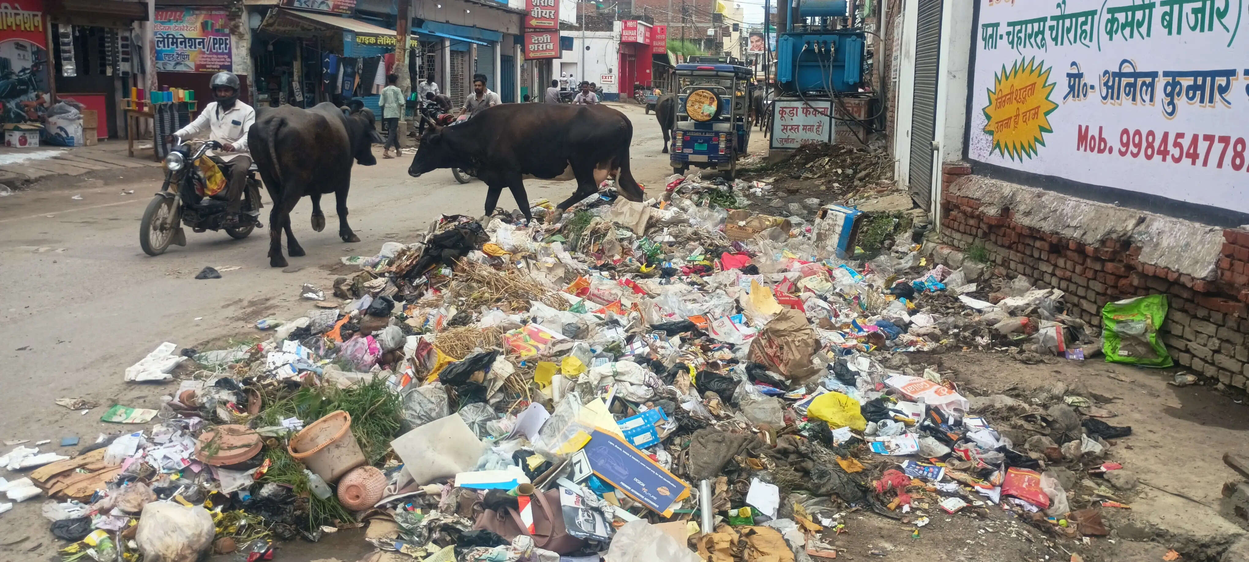 जौनपुर : नगर के बीच कूड़े का ढेर खोल रहा सफाई अभियान की पोल