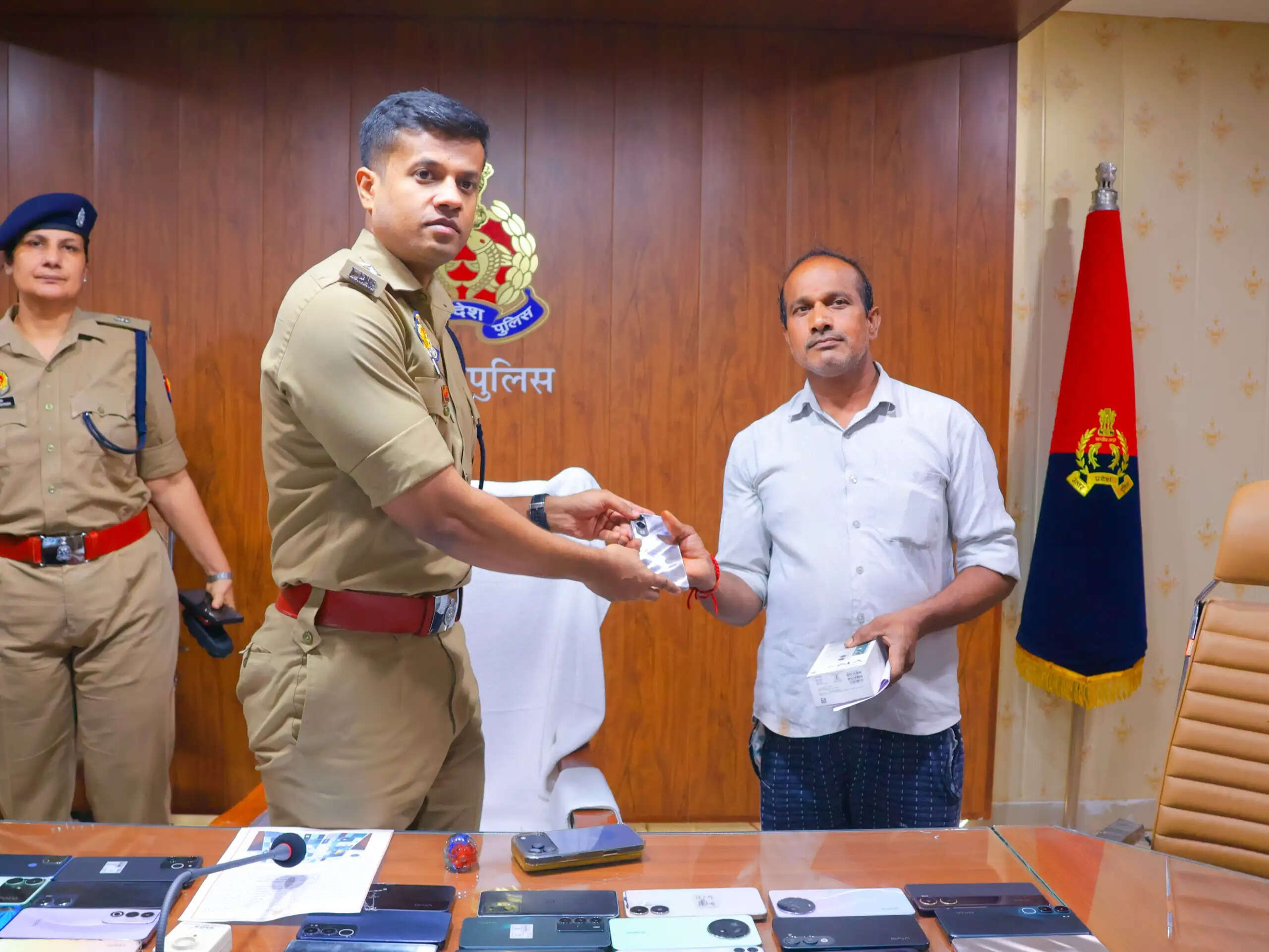 महोबा पुलिस ने खोज निकाले खोए 151 मोबाइल फोन