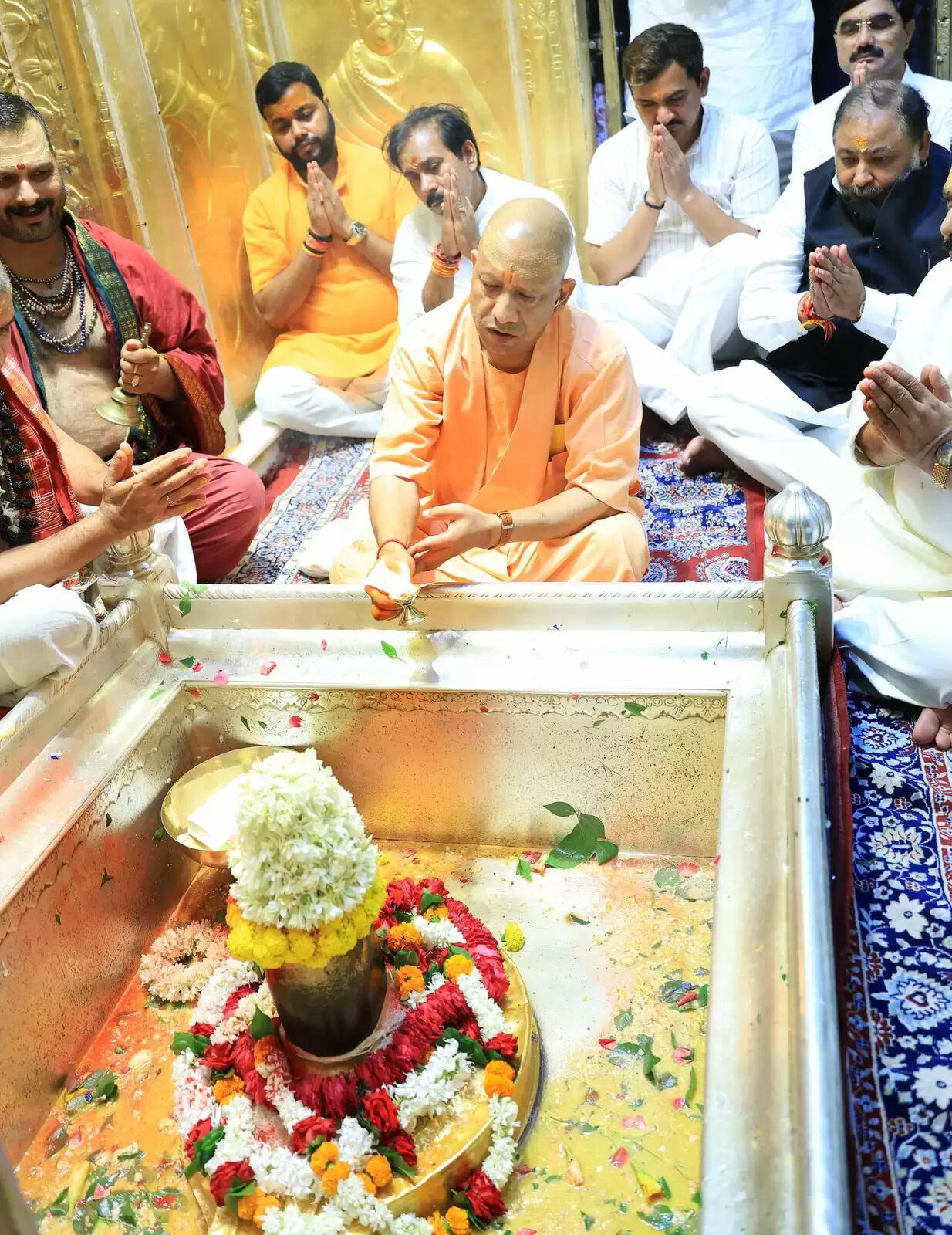 मुख्यमंत्री योगी आदित्यनाथ ने श्री काशी विश्वनाथ और कालभैरव मंदिर में लगाई हाजिरी