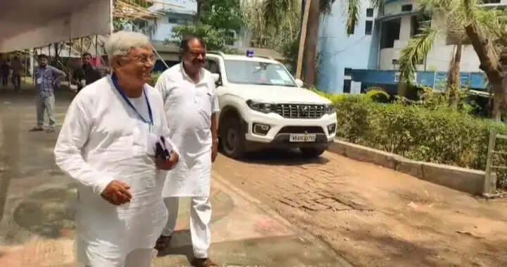 दुर्गापुर में कड़ी सुरक्षा के बीच स्ट्रॉन्ग रूम में रखी गईं ईवीएम मशीनें