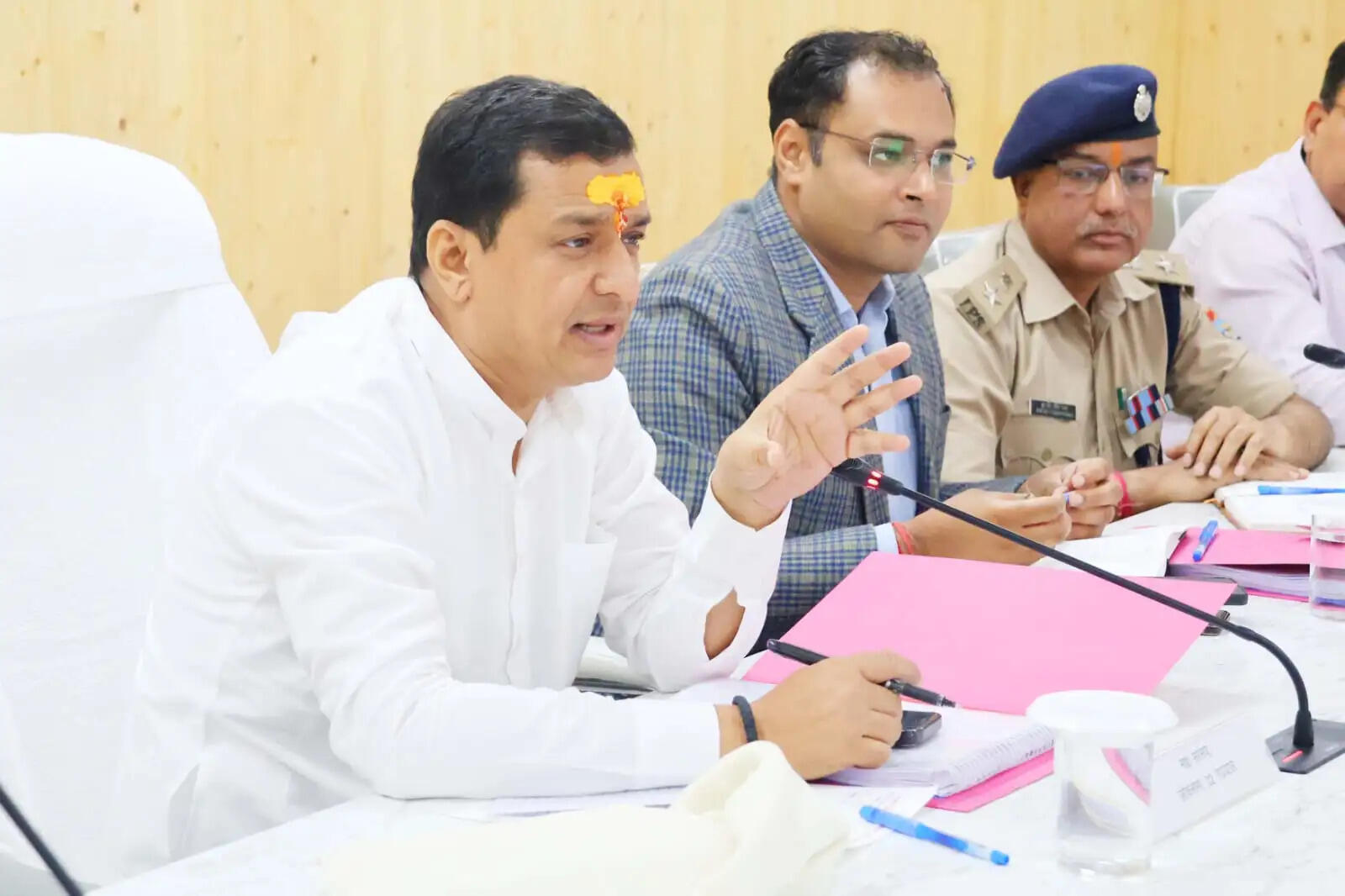 केंद्र सरकार की योजनाओं को जन-जन तक पहुंचाने में अधिकारी पूरी गंभीरता से करें कार्य: बलूनी