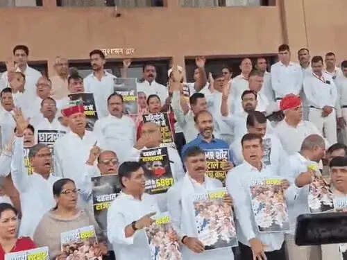 विधानसभा में हंगामा, नारेबाजी और पोस्टर वार