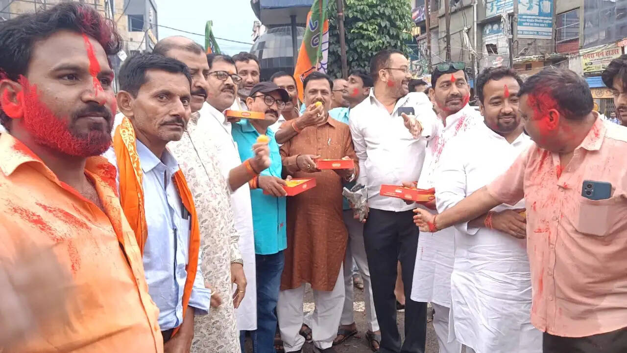 सारण के भाजपा कार्यकर्ताओं ने जीत पर उड़ाए गुलाल