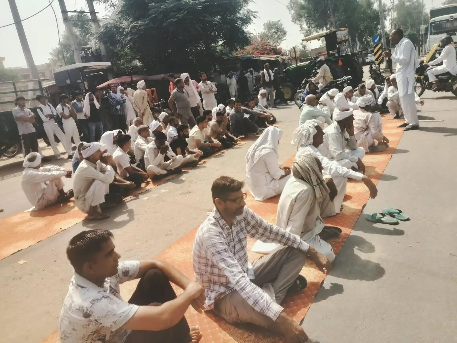 जींद : धान की खरीद नहीं होने से भड़के किसान, जींद-असंध मार्ग किया जाम