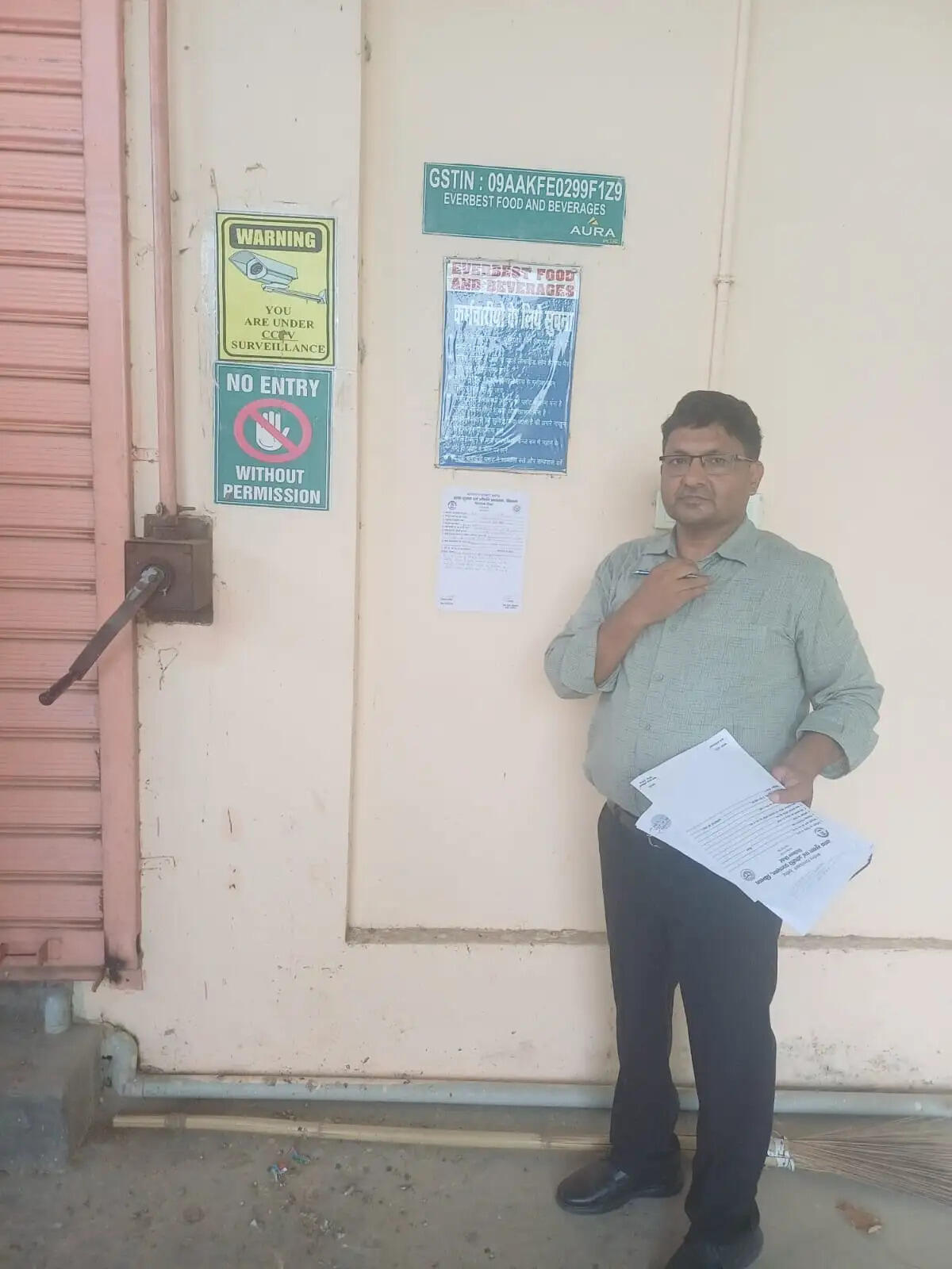 बोतलबंद पानी बनाने वाली तीन फैक्ट्रियों पर खाद्य विभाग की कार्रवाई, एक इकाई का उत्पादन कराया बंद
