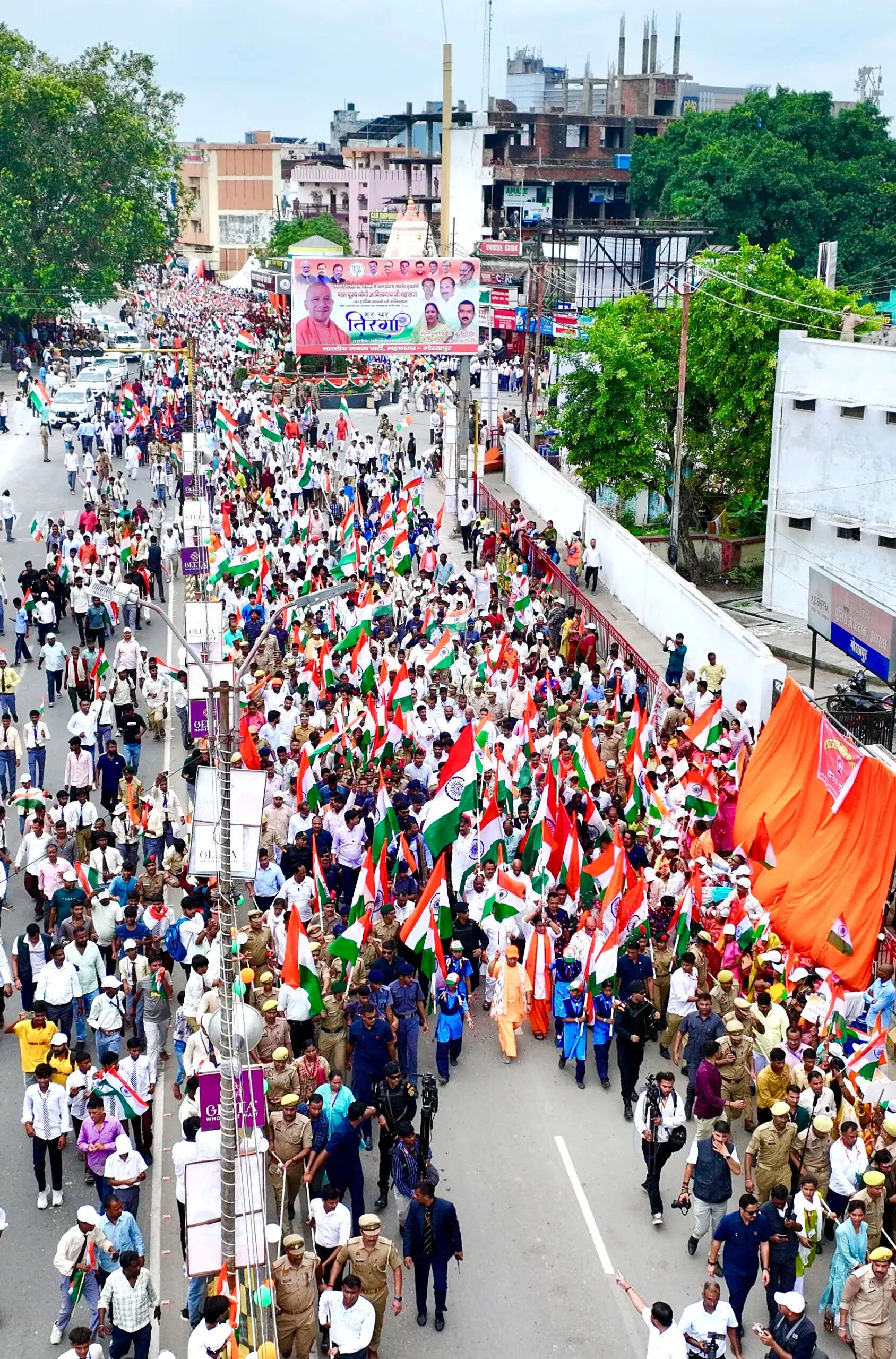 गोरखपुर : मुख्यमंत्री याेगी के नेतृत्व में निकाली गई तिरंगा यात्रा का पुष्पवर्षा से किया गया स्वागत , गूंजा राष्ट्र प्रथम का उद्घोष