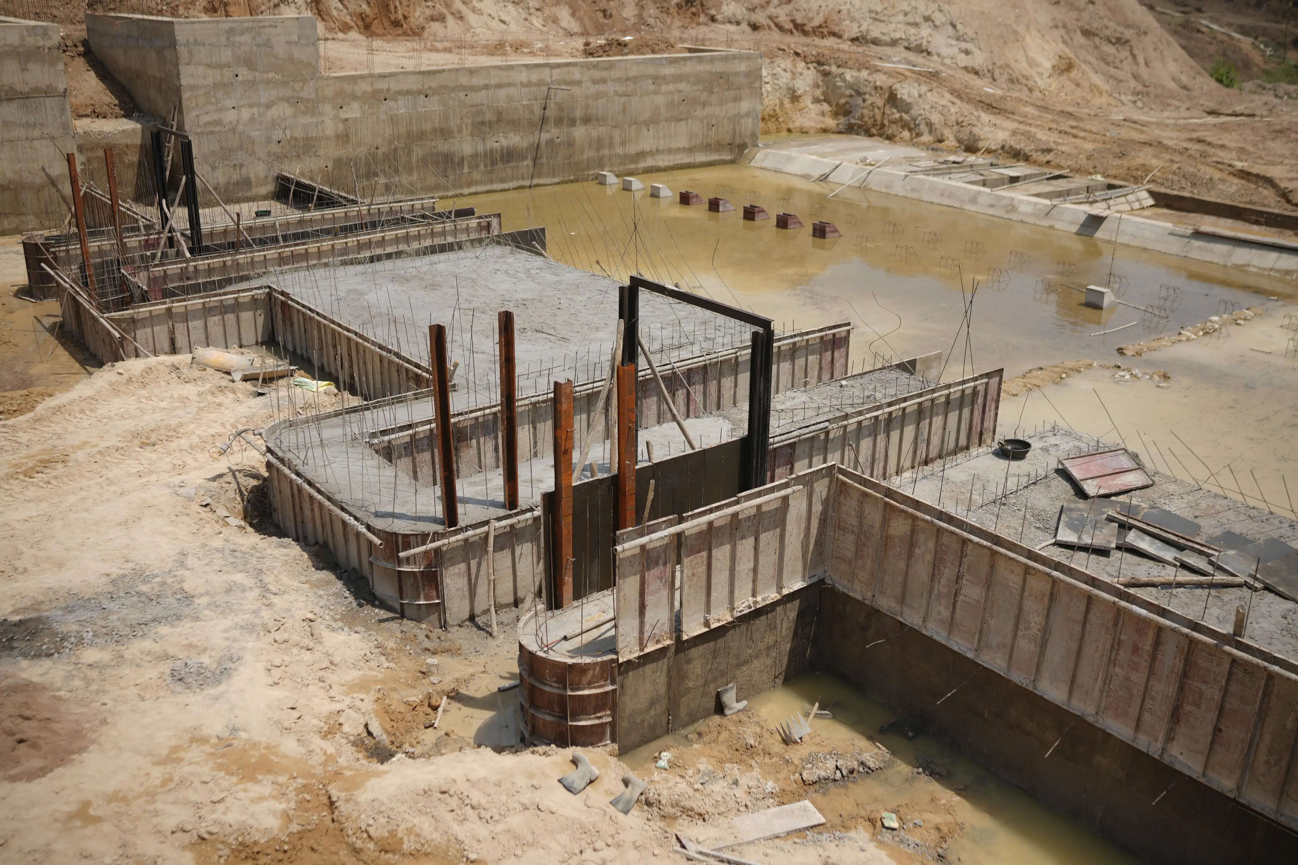 कोरबा : तेंदूभांठा में निर्माणाधीन एनिकट का कलेक्टर ने किया निरीक्षण