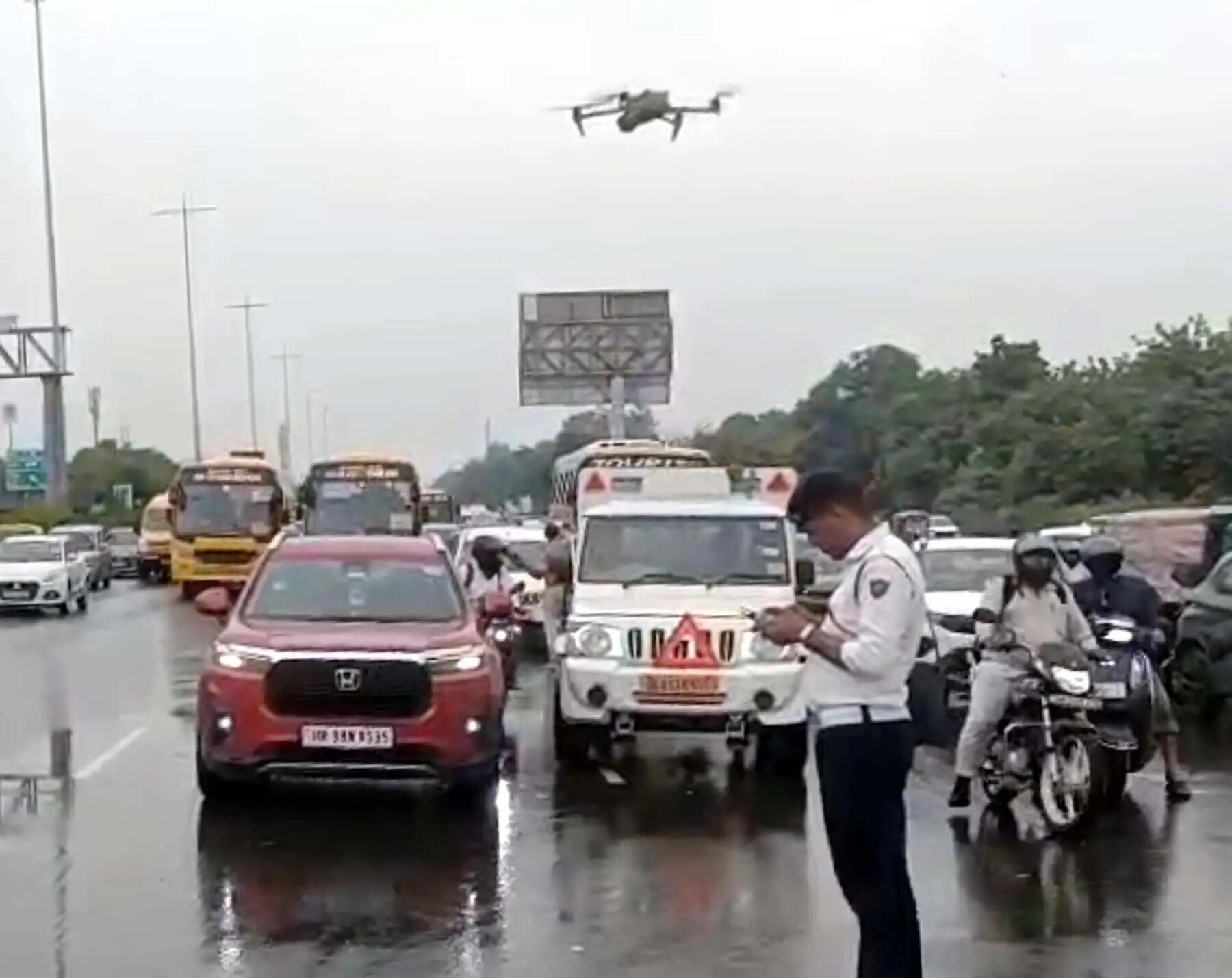 गुरुग्राम: पुलिस ने जलभराव वाले इलाकों पर ड्रोन से कंट्रोल की ट्रैफिक