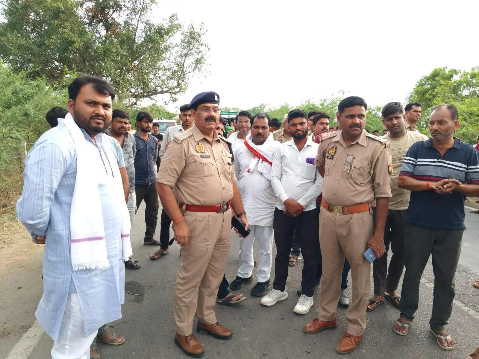 अज्ञात वाहन की टक्कर से बाइक सवार जीजा साले की मौत