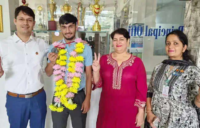 सोनीपत: नेशनल फेंसिंग चैंपियनशिप में प्रताप स्कूल के तरुण सिहाग ने जीता कांस्य पदक