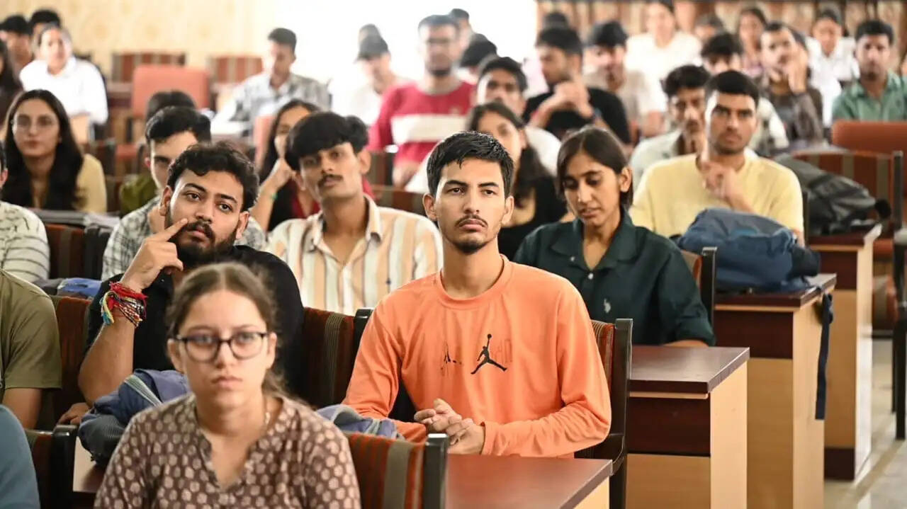 जेएनजीईसी में युवाओं का खुला संवाद: युवाओं ने उठाए अवसाद, नशे और रोजगार से जुड़े सवाल