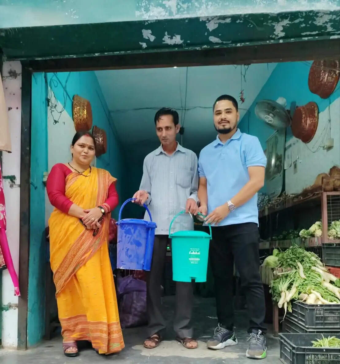 नगर पालिका ने देवप्रयाग में व्यापारियों को वितरित किए कूड़ेदान
