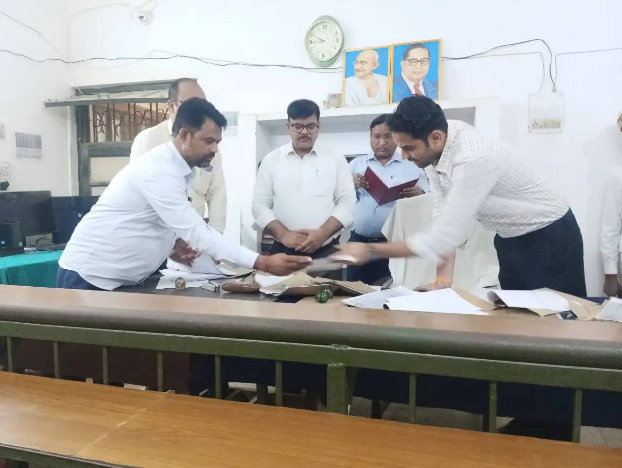 डीएम ने तहसीलदार न्यायालय का किया निरीक्षण, लंबित वादों के शीघ्र निस्तारण के दिए निर्देश