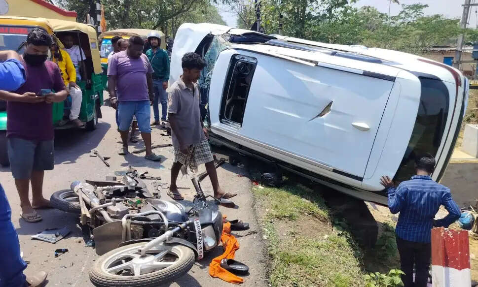 रेलवे क्रॉसिंग पर भीषण सड़क हादसा, एक की मौत, 11 घायल