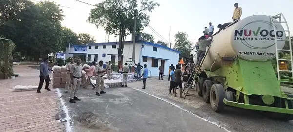 अलीराजपुर : सीमेंट कंटेनर में छिपाकर गुजरात जा रही एक करोड़ की अवैध शराब जब्त