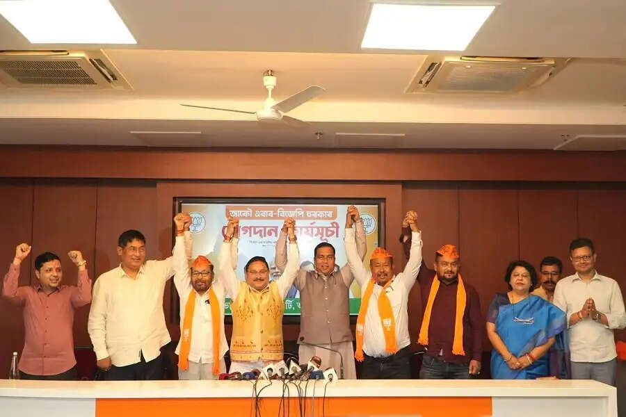 वाजपेयी भवन में चार नेताओं ने थामा भाजपा दामन